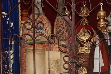 President home torah scrolls in avraham avinu synagogue hebron 635x357